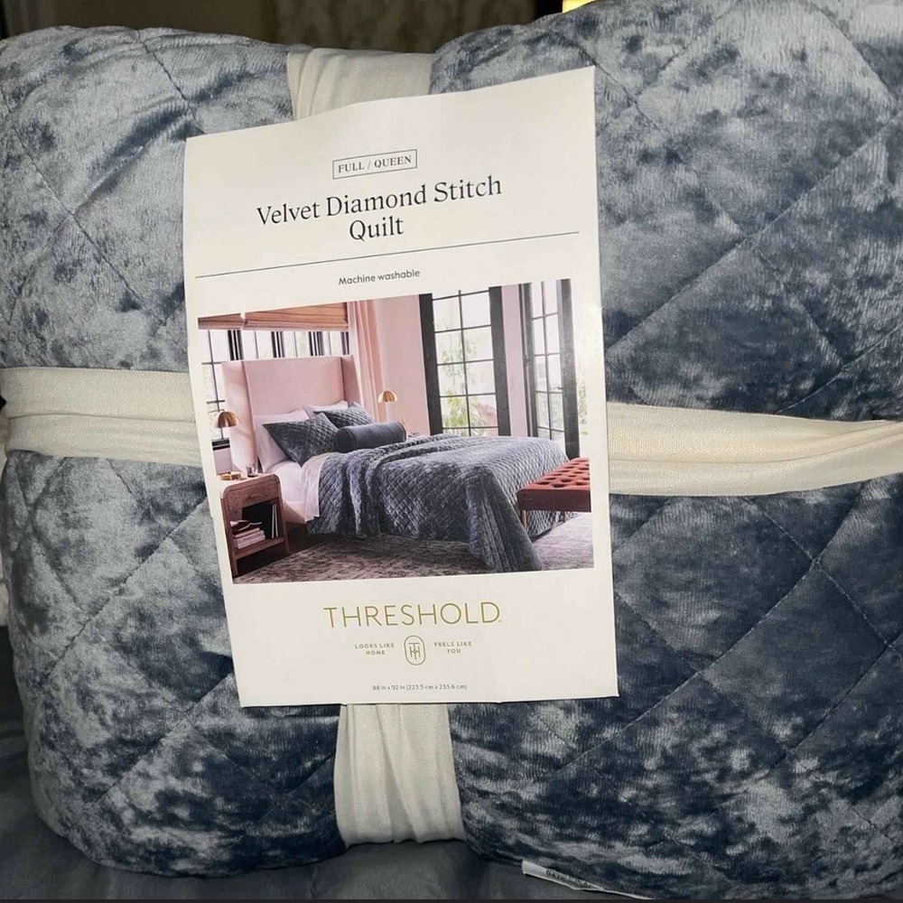 Full/Queen NWT Threshold Velvet Quilt and 2 Standard Pillow Shams